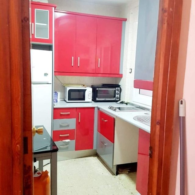 Inmobiliarias Sol Granada cocina con muebles rojos
